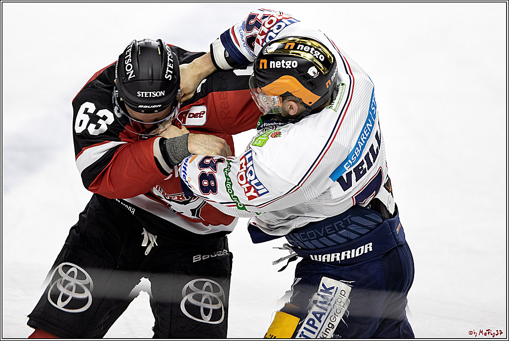 PENNY DEL Viertelfinale 2. Spiel;  Koelner Haie - Eisbaeren Berlin; Koeln, 12.04.2022